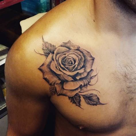 rosas en el pecho hombre|Significado, estilos y ubicación de tatuajes de rosas para hombres